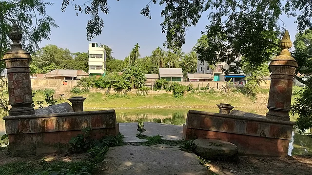 দাতব্য চিকিৎসালয়ের সামনে দিঘীর ঘাট