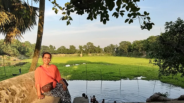 উপেন্দ্র সরোবরের ঘাটে বসে আছেন লেখক