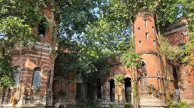 দাতব্য চিকিৎসালয়ের পেছন দিকে