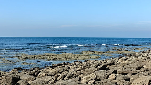 দ্বীপের একদম দক্ষিণ পাশ ধরে হেঁটে আগন্তুক বিচের দিকে হেঁটে গেলে চোখে পড়ে এমন অপার্থিব দৃশ্য।