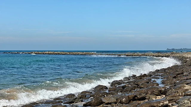 জোয়ারের সময় ঢেউ আছড়ে পরার দৃশ্য আর শব্দ পৃথিবীর সবচেয়ে সুন্দর যুগলবন্দী বোধ হয়।
