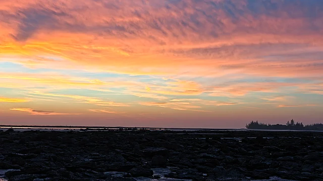 আকাশের একেক দিকে একেক রঙের ছড়াছড়ি দেখে মুগ্ধ হওয়া ছাড়া উপায় নেই।