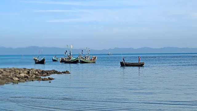 জোয়ার এলে স্থানীয় জেলেরা নৌকা আর ট্রলার নিয়ে বেরিয়ে পড়ে মাছ ধরতে।