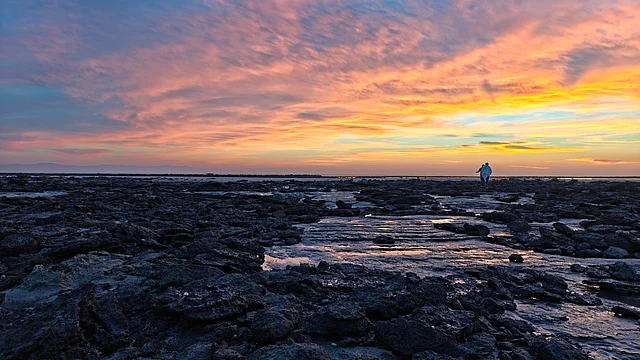 দ্বীপের দক্ষিণ-পশ্চিম অঞ্চলে চোখে পড়ে এমন পাথুরে বিচ।