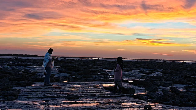 সূর্য ওঠার আগেই অনেক প্রকৃতিপ্রেমী চলে আসেন সৈকতে এমন অবর্ণনীয় সৌন্দর্য নিজের চোখে দেখতে।