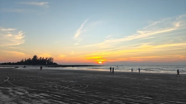 নানান রঙে আকাশ আর সমুদ্রের পানিকে রাঙিয়ে সূর্য নামে পাটে।