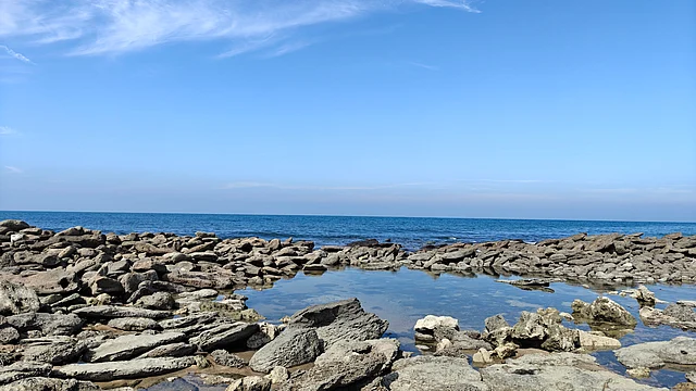 পাথরগুলো সৈকতে নানা বাঁক তৈরি করেছে।