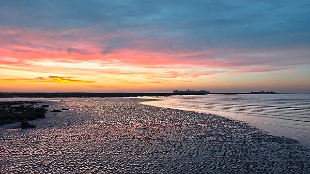 সূর্য ওঠার আগে সেন্টমার্টিনের অপরূপ সৌন্দর্য এমনই হয়। সোনালি আর রক্তিম আভা মিশেছে আকাশের নীলে। প্রতিফলনে রঙিন হয়ে উঠেছে সৈকতের বালিয়াড়িও।
