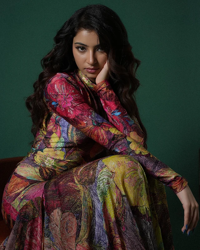 রংচঙে ফুলস্লিভ ড্রেস পরেছেন তিনি এখানে