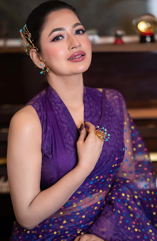 পুরো লুকের সোনায় সোহাগা বলা চলে ফিরোজা পাথরখচিত একেবারে আধুনিক ডিজাইনের গয়না। কানের গয়নাটির এক্সটেনশন সত্যিই অপূর্ব। সেই সঙ্গে আছে ম্যাচিং আংটি