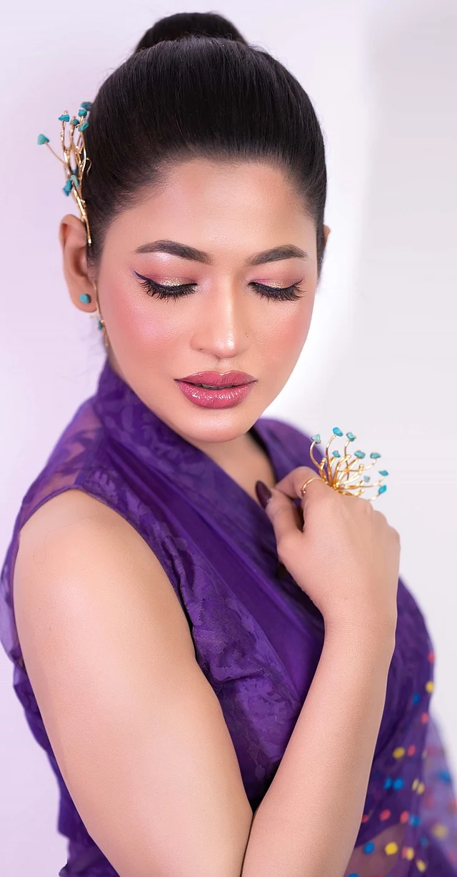 মেকওভারে নজর কাড়ছে স্মুদ সফট গ্ল্যাম ফিনিশ। কিছুটা গ্লসি এফেক্ট আছে