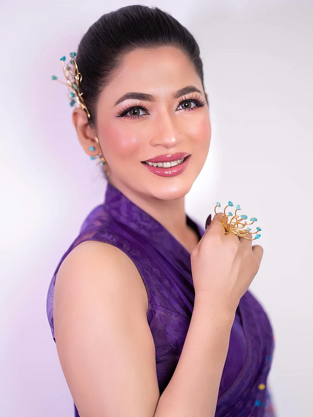 গ্লসি গোয়াপি ঠোঁটে বেড়েছে চার্ম। মাসকারা আর আইলাইনারের ব্যবহার পরিমিত হলেও আকর্ষণীয়