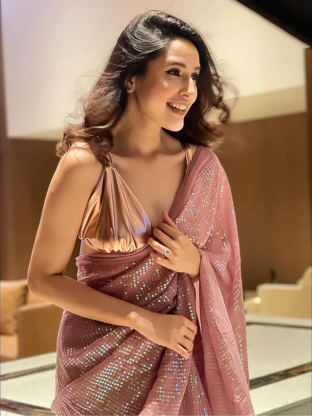 আকর্ষণীয় ব্রালেটের সঙ্গে সিকুইনের মভ শাড়ি পরেছেন স্নিগ্ধা, যা লুকটিকে দিয়েছে ঝলমলে, উৎসবমুখর আবহ।