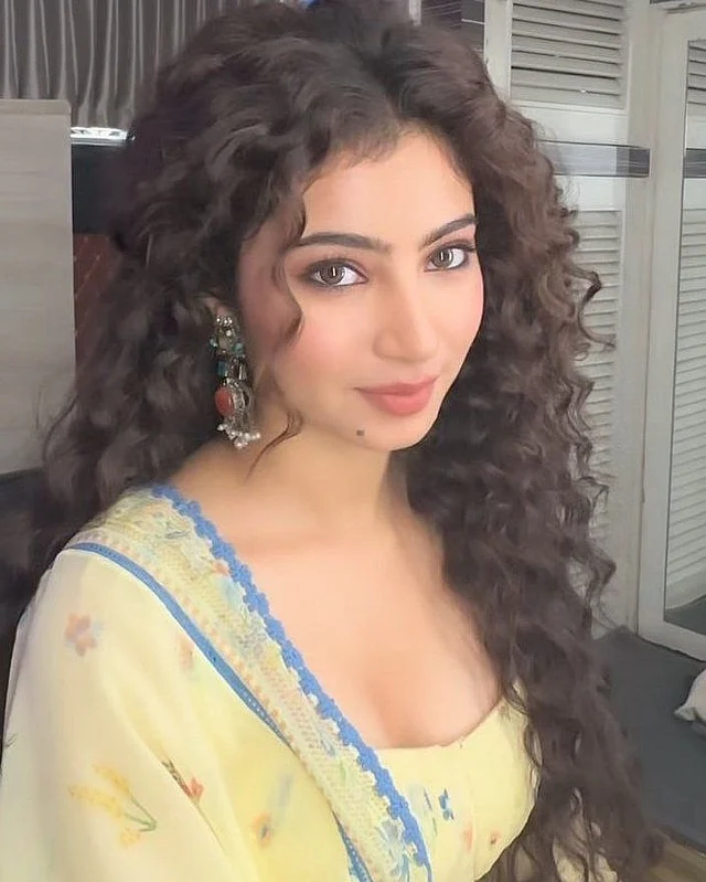 কার্লি চুলের সঙ্গে ডিপনেক বেবি ইয়েলো সালওয়ার কামিজে সারা