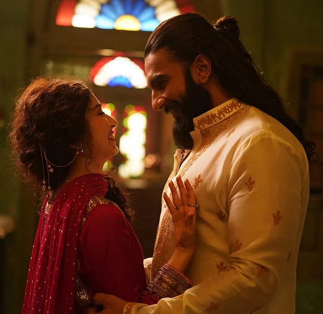 সেই সারাকেই চল্লিশের রণবীর সিংয়ের সঙ্গে এভাবে দারুণ এথনিক লুকে রোমান্স করতে দেখা যাচ্ছে নতুন সিনেমা ধুরন্ধর-এ