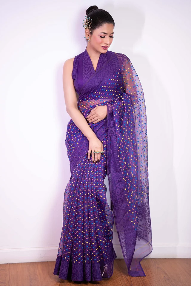 পার্পল শেডের এই বেগুনি রঙের শাড়ি ও ম্যাচিং ব্লাউজে দারুণ মানিয়েছে বাঁধনকে