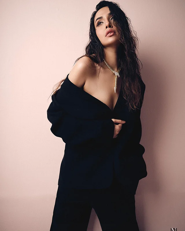 ওয়ান শোল্ডার অল ব্ল্যাক লুকের সঙ্গে ওয়েট হেয়ারস্টাইলে আবেদন কাড়ছেন স্নিগ্ধা