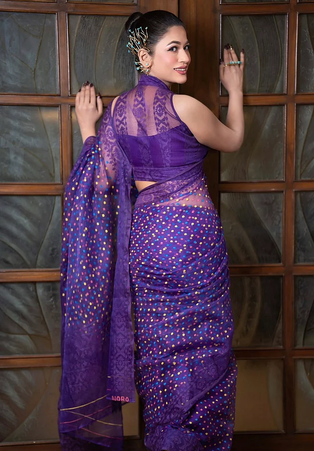 নানা রঙের বুটিদার শাড়ির সঙ্গে লুকের হাইলাইট হয়ে চোখে পড়ছে নজরকাড়া ডিজাইনের ব্লাউজ।