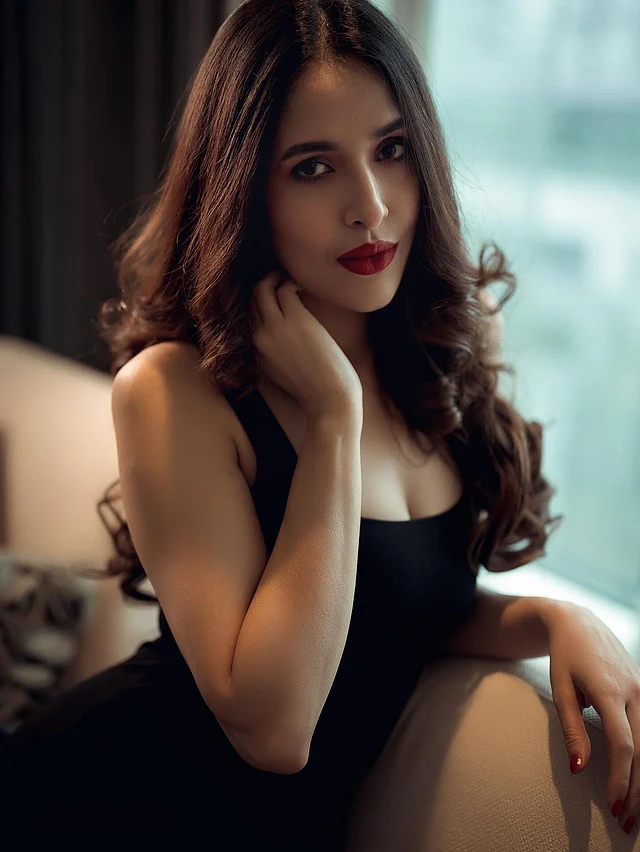 স্লিভলেস কালো ড্রেসের সঙ্গে রেড লিপকালার। ক্লাসিক এই লুকে আবেদন কাড়ছেন তিনি