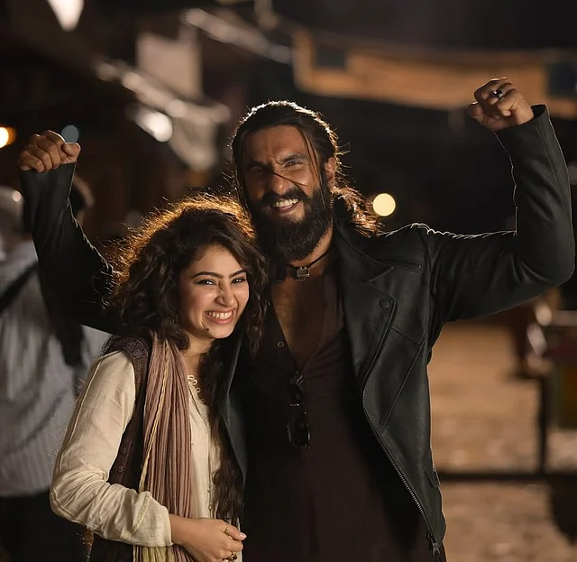 এরকম মডেস্ট ক্যাজুয়াল লুকে দেখা যাচ্ছে সারাকে ধুরন্ধর-এ