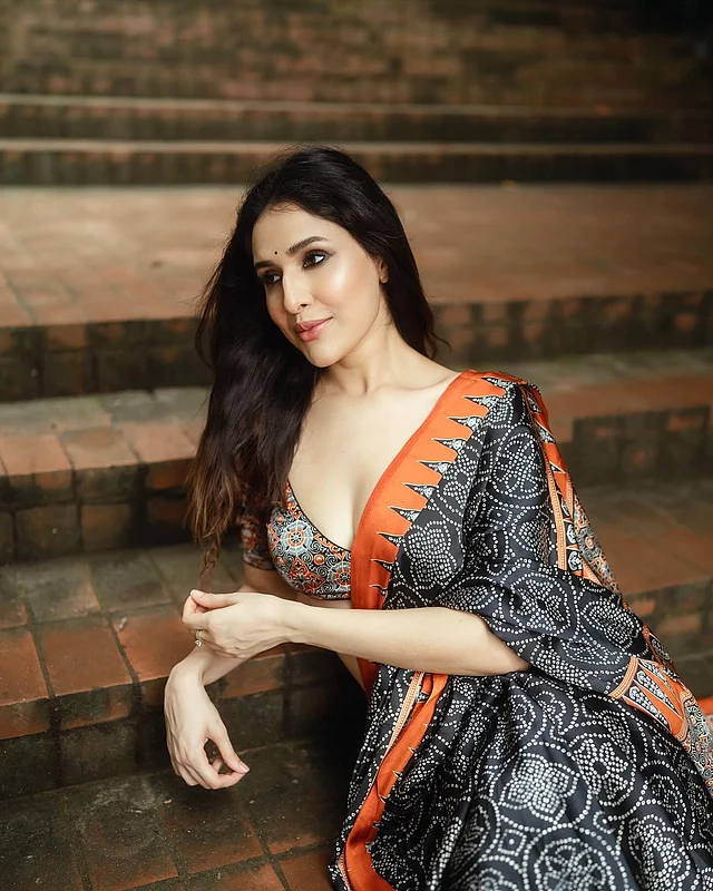 শাড়িতে সুন্দরী এই বঙ্গতনয়া। আর এই লুককে সম্পূর্ণ করেছে তাঁর স্টাইলিশ পোজ