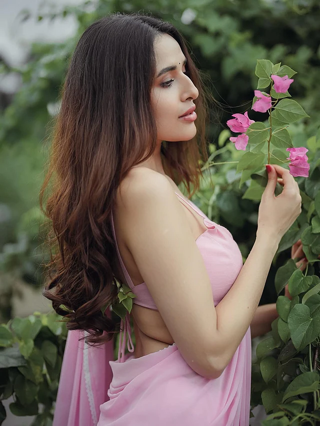 হালকা গোলাপি শিফন শাড়ির সঙ্গে একই রঙের স্লিভলেস ব্লাউজ পরেছেন স্নিগ্ধা। উপন্যাসের নায়িকার মতো কোমল আর আবেদনময়ী দেখাচ্ছে তাঁকে।