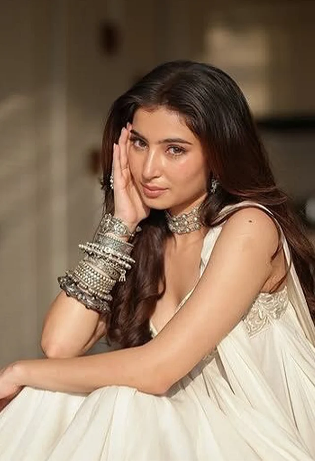 অক্সিডাইজড গয়নার সঙ্গে স্লিভলেস ডিপনেক কামিজে আবেদন ছড়াচ্ছেন এই নতুন নায়িকা