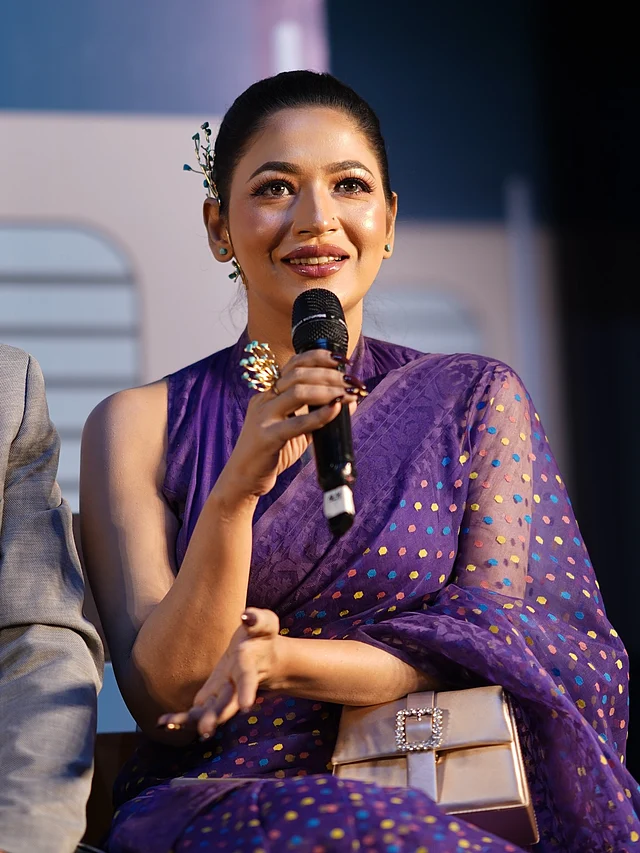 এরকম গ্রেসফুল লুকে তিনি দেখা দিয়েছেন বনলতা এক্সপ্রেস সিনেমার ইভেন্টে। সঙ্গে মানানসই একটা ছোট ব্যাগ নিতে ভোলেননি সাদা পাথর বসানো।