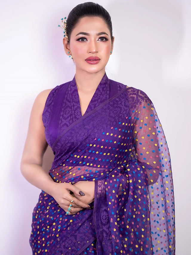 গলা খালি রেখেছেন এখানে বাঁধন। পুরো লুকের সঙ্গে সেটাই ডিমান্ড করে