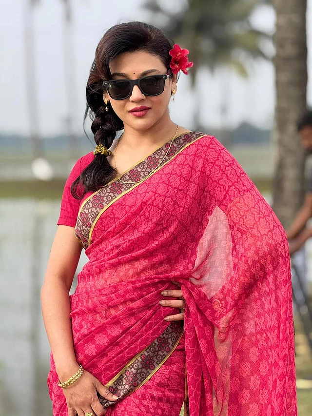 সিনেমার চরিত্রে রেট্রো আর লাউড লুকে জয়া পরেছেন রংচঙে শাড়ি, সানগ্লাস আর ফুল।