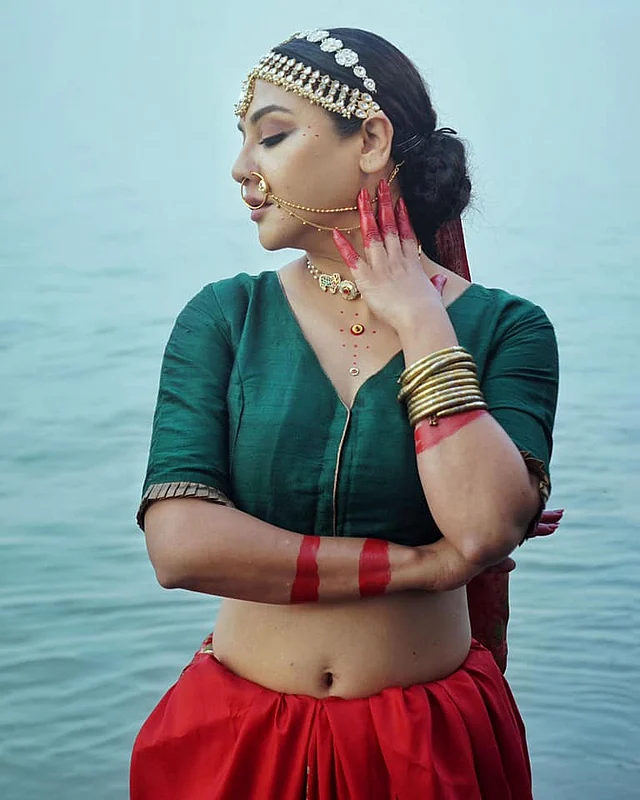 বছরের শুরুর দিকে নদীর ধারে এই ট্র্যাডিশনাল ব্লাউজ, শাড়ি, আলতা আর গয়নায় বোল্ড লুকে দেখা দিয়েছেন জয়া