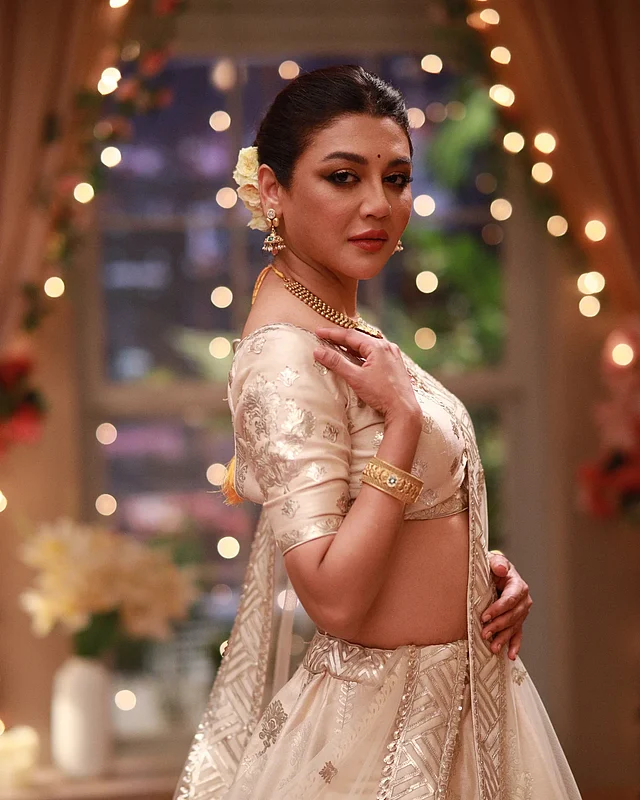 ট্র্যাডিশনাল এই লেহেঙ্গা আর সোনার গয়নার সাজেও তিনি সমান আকর্ষণীয়