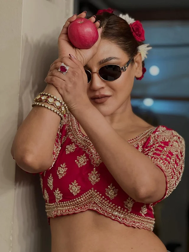 জয়ার সাম্প্রতিকতম এই লুকটি ডিফাইন করাই কঠিন, ব্লাউজ আর জিন্সের এই লুক একমাত্র তিনিই ক্তারি করতে পারেন