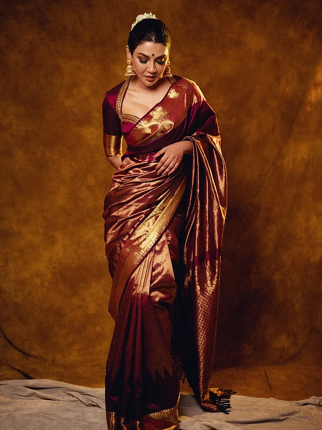 একেবারে ঐতিহ্যবাহী বেনারসী শাড়ি, ডিপনেক ব্লাউজ, গয়না আর খোঁপার ফুলে অনন্যা জয়া