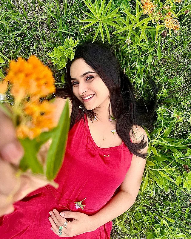 সবুজ ঘাসে লাল ড্রেসে কেয়া পায়েল পতাকার আমেজ দিচ্ছেন