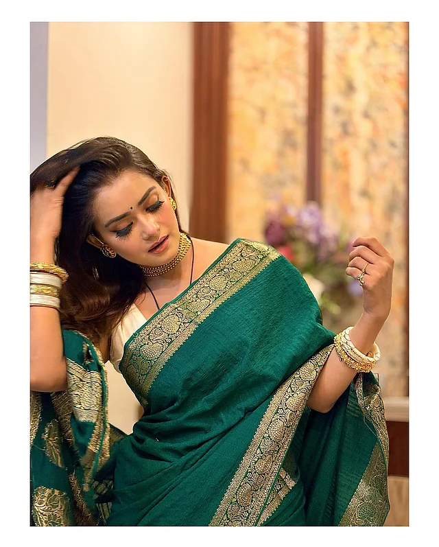 তানজিন তিশা পরেছেন সোনালি পাড়ের সবুজ তাঁতের শাড়ি