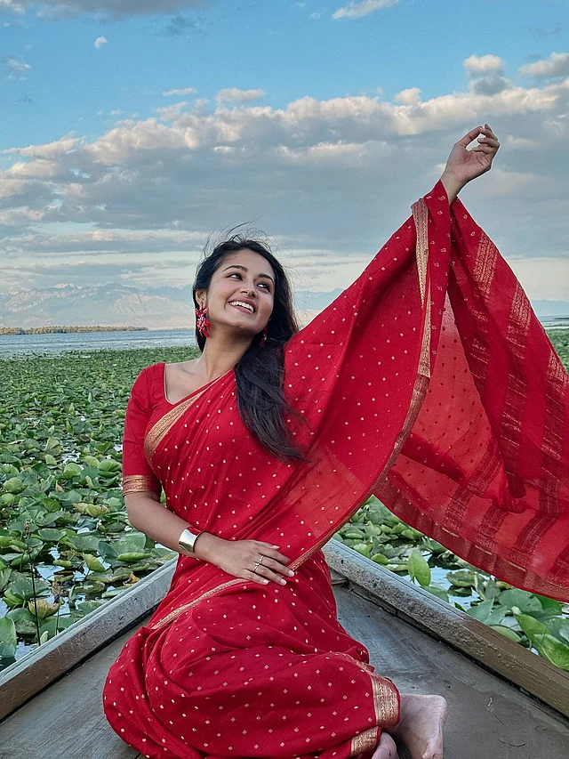 সবুজ জলজ পাতার সমারোহ। তার মাঝে লাল শাড়িতে পতাকার আবহ এনেছেন তাসনিয়া ফারিণ