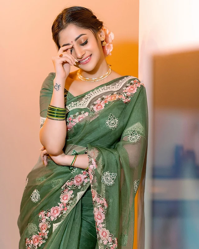 ফুলেল কাজের সবুজ শাড়িতে স্নিগ্ধ সাজে পূজা চেরী