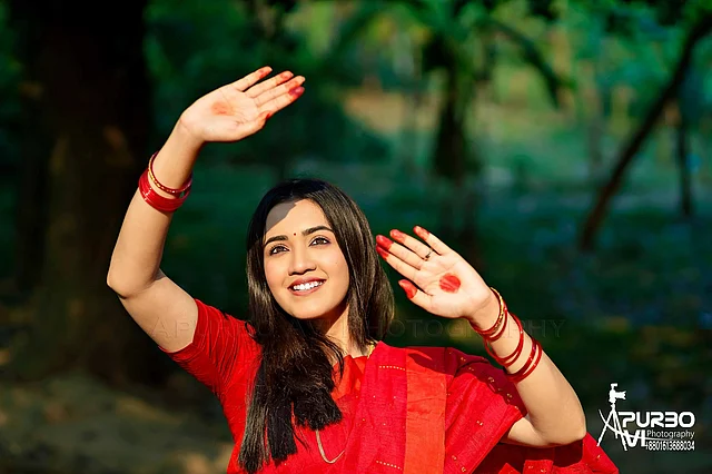 আইশা খানের লাল শাড়ির সঙ্গে লাল চুড়ি আর আলতার সাজ চোখ জুড়াচ্ছে