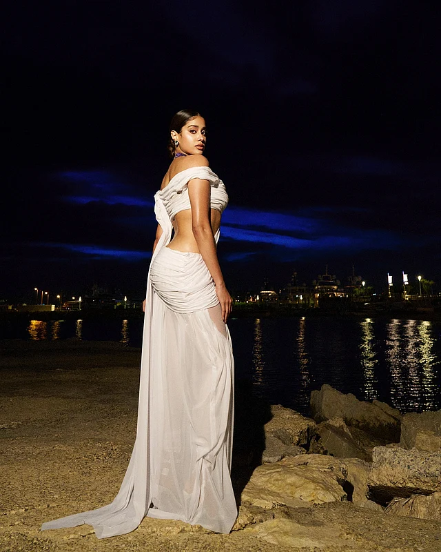 ‘ওয়েট লুক’ সাদা শাড়িতে আকর্ষণীয় জাহ্নবী কাপুর। মোহময়ী রূপে ধরা দিয়েছেন এই সুন্দরী।