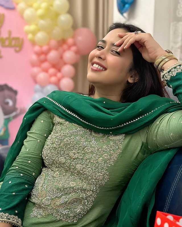 হালকা সাজে মোহনীয় লাগছে আশনা হাবিব ভাবনাকে এই সবুজ সালওয়ার কামিজে