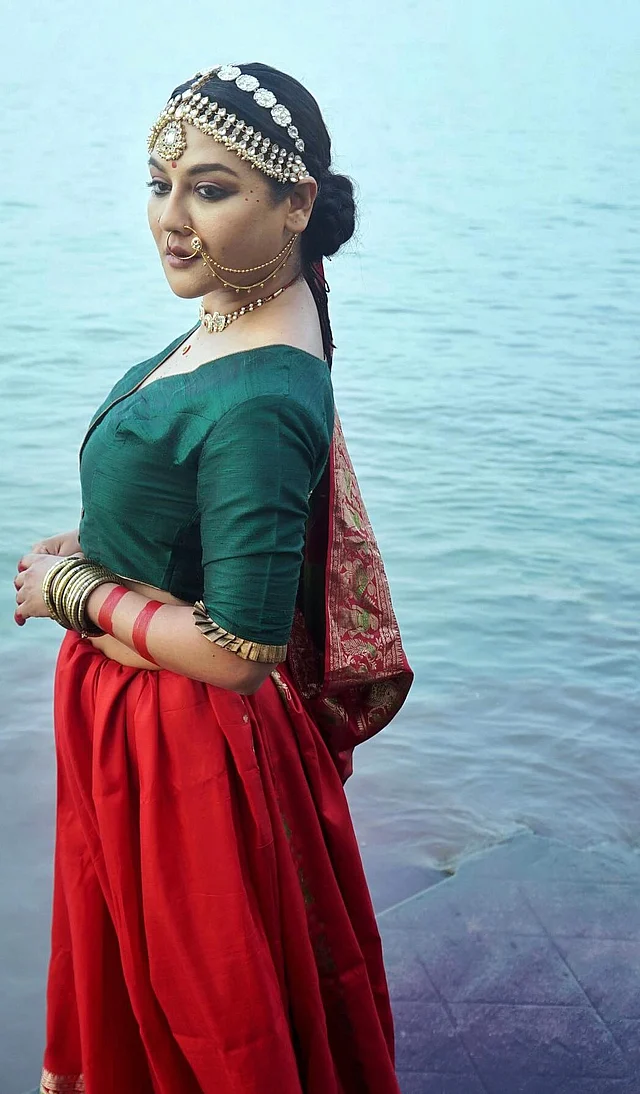 লাল-সবুজ শাড়ি ব্লাউজে বোল্ড লুকে দেখা দিয়েছেন আলতা আর জমকালো গয়নায় জয়া আহসান