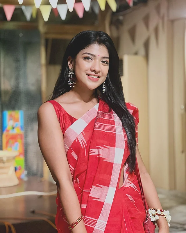 সারিকা সাবাহকে দারুণ মানিয়েছে স্লিভলেস ম্যাচিং ব্লাউজ দিয়ে লাল-সাদা মণিপুরী শাড়িতে