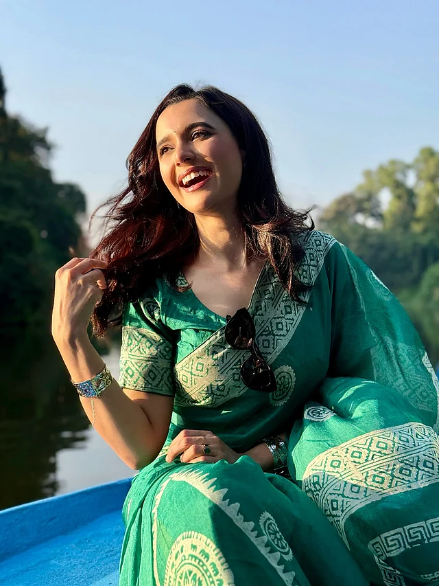 প্রাণখোলা হাসিতে সাবিলা নূরের এই সাদা নকশার সবুজ শাড়ির লুক বিজয়ের গান গাইছে