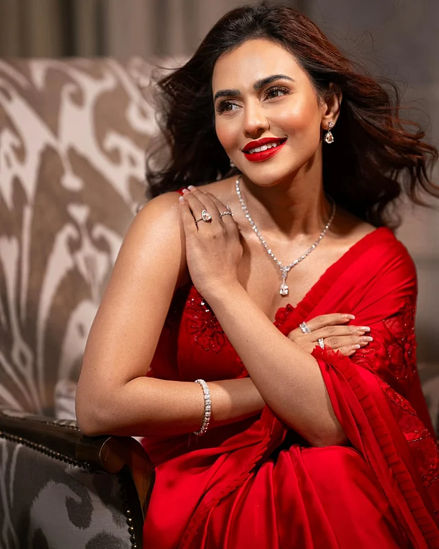 লাল মানেই আলাদা আকর্ষণ। আর তাতেই ভরপুর অভিনেত্রীর এই ্মম্নোযাচিং লিপকালারেরে সঙ্গে মনোক্রোম লুক