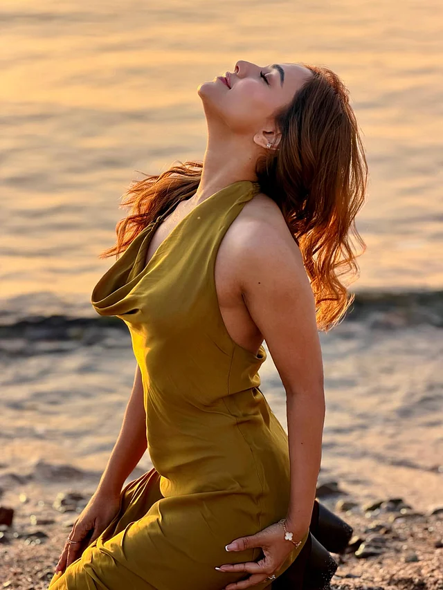 সাগরপাড়ে আকর্ষণ ছড়াচ্ছেন তিনি কাউল নেকের অলিভ হলটারনেকে