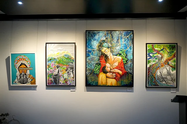 রং, রেখা আর ফর্মের ভেতর দিয়ে দর্শক যেন ফিরে যান শেকড়ের দিকে