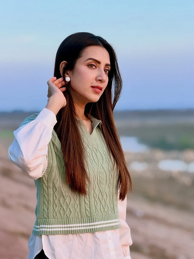 এমন শীতে সিম্পল আর স্টাইলিশ লুকের জন্য অনুপ্রেরণা হতে পারে বিদ্যা সিনহা মিমের স্টাইল। সাদা শার্টের ওপর ভি-নেক সোয়েটার ভেস্ট পরলে লুকটা যেমন থাকে পরিপাটি, তেমনি পায় আধুনিক একটি টাচ।