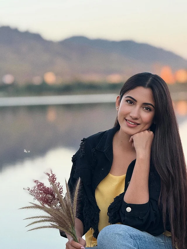 এখানে কালো ডেনিম জ্যাকেটের একদম সিম্পল লুকে দেখা যাচ্ছে সাফাকে