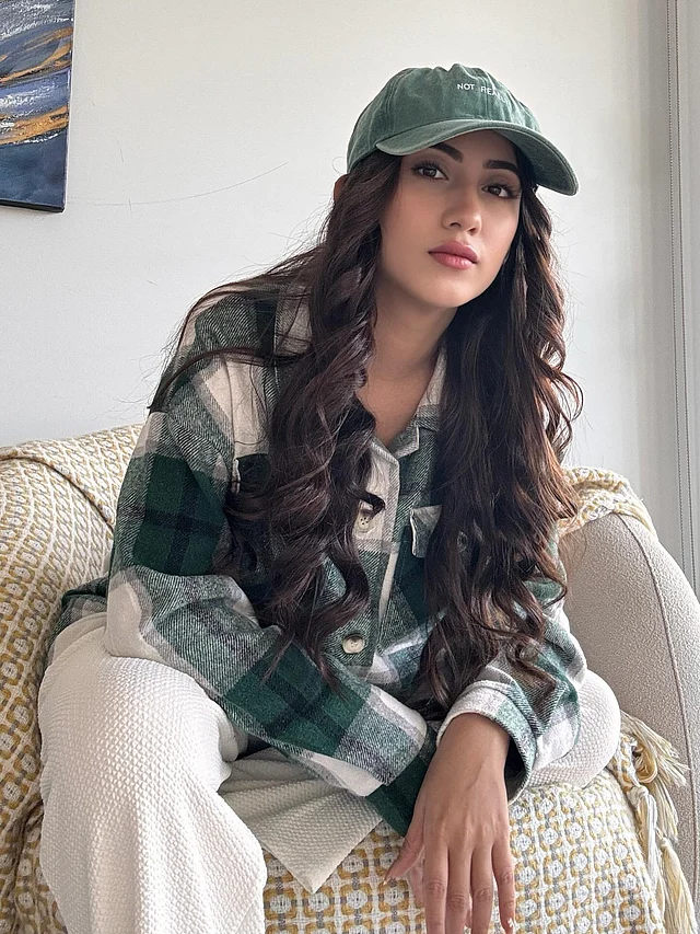 সবুজ-সাদা ফ্ল্যানেল শার্টের সঙ্গে সাদা বটম আর সবুজ টুপি পড়ে স্মার্ট লুকে ক্যামেরাবন্দী হয়েছেন অভিনেত্রী সাফা কবির।